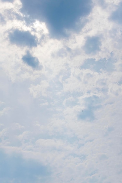 Cumulus-Wolkenbildung am Himmel nach regenfarbener Dämmerung