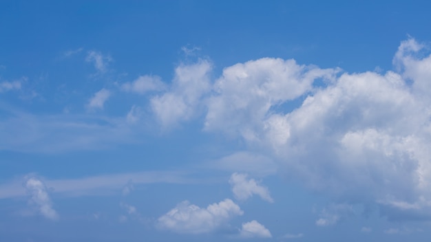 Cumuluswolken mit blauem Himmel an einem sonnigen Tag Schöne Wolkenlandschaft als Naturhintergrundpanorama