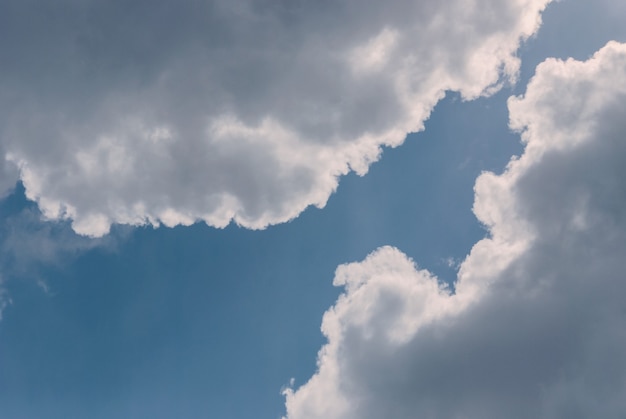 Cumuluswolken und Himmel klärt sich hoch oben