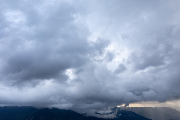 Foto cumuluswolken und morgennebel über den bergen am frühen sommermorgen der vorsturmhimmel