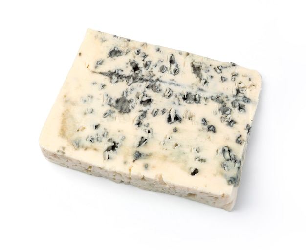 Una cuña de queso azul suave lleno de grasa aislado en blanco
