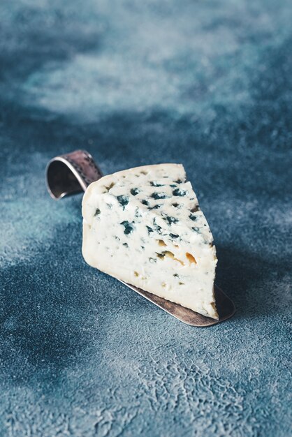 Una cuña de queso azul