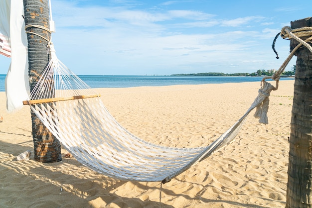 cuna vacía con fondo de playa de mar