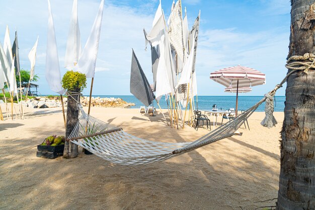 cuna vacía con fondo de playa de mar