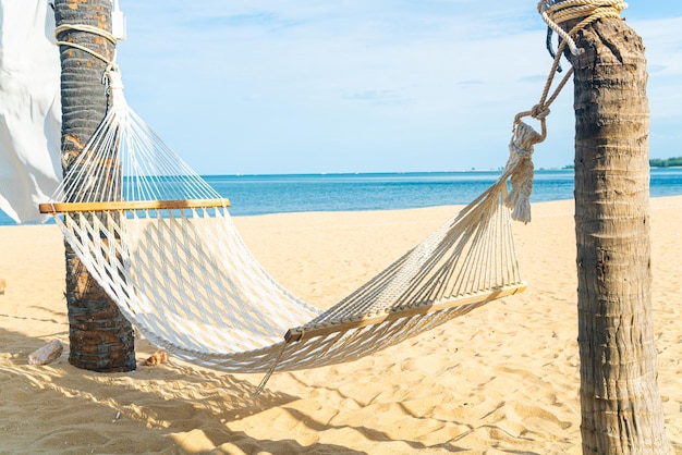 cuna vacía con fondo de playa de mar