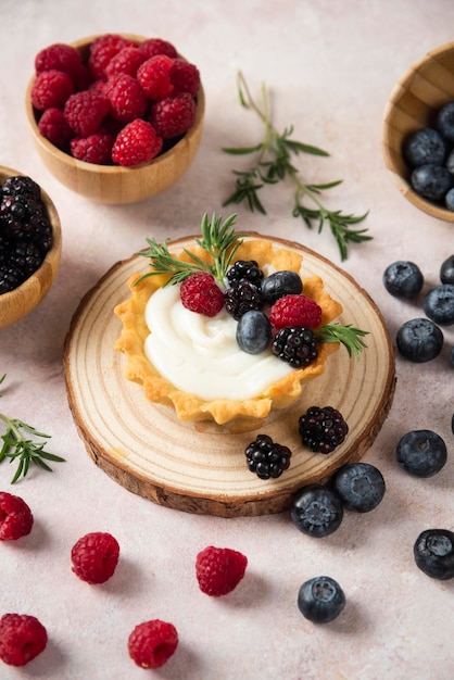 Cup cake com composição em fundo branco misturado com frutas