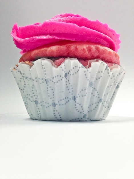 Foto cup cake rosa hecho en casa vista vertical