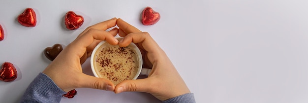 Cup-Getränk zum Frühstück in den Händen von Liebhabern. Selektiver Fokus.Menschen