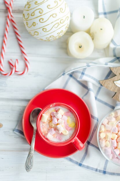 Cup Kakao mit Marshmallows mit Fruchtpastille und Chips