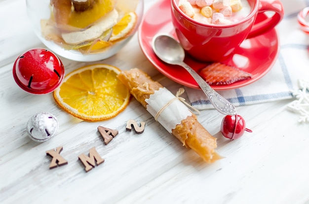 Cup Kakao mit Marshmallows mit Fruchtpastille und Chips