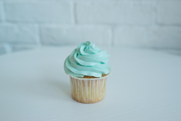 Cupcake auf weißem Hintergrund, auf dem Tisch liegend