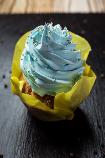 Cupcake azul de aniversário azul-petróleo com cobertura de creme de manteiga