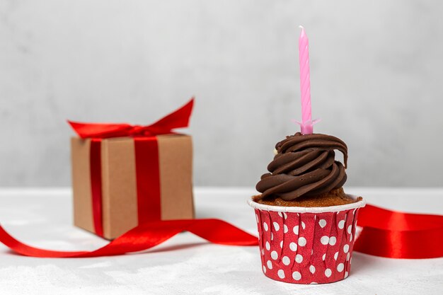 Foto cupcake caseiro de aniversário com vela