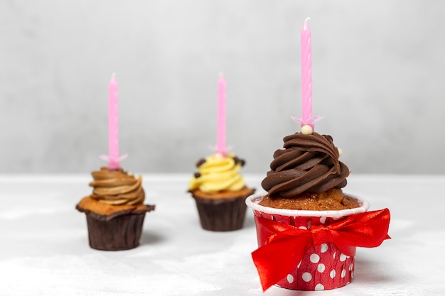 Cupcake caseiro de aniversário com vela