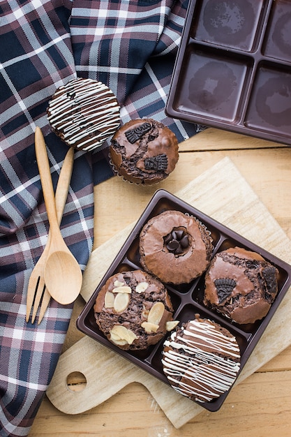 Foto cupcake de chocolate en bandeja de plástico