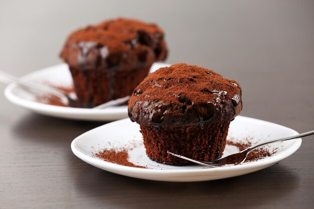 Cupcake de chocolate delicioso en la mesa