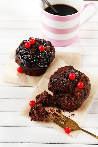 Cupcake de chocolate delicioso en la mesa