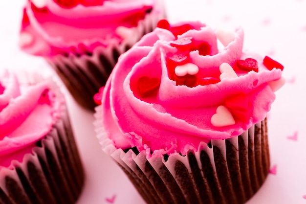 Cupcake de chocolate con glaseado rosa decorado para el día de San Valentín.