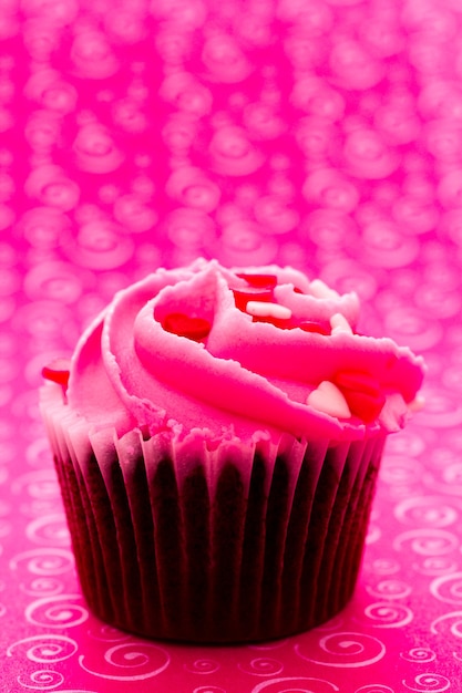 Cupcake de chocolate con glaseado rosa decorado para el día de San Valentín.