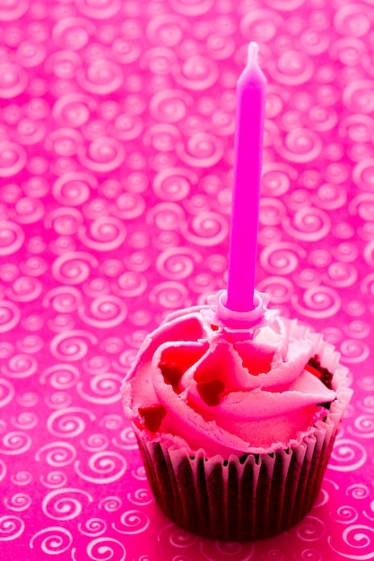 Foto cupcake de chocolate con glaseado rosa decorado para el día de san valentín.