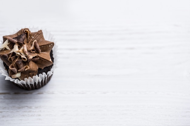 Foto cupcake de chocolate en una mesa