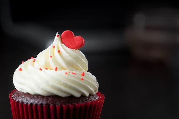 Cupcake coberto com coração vermelho valentines