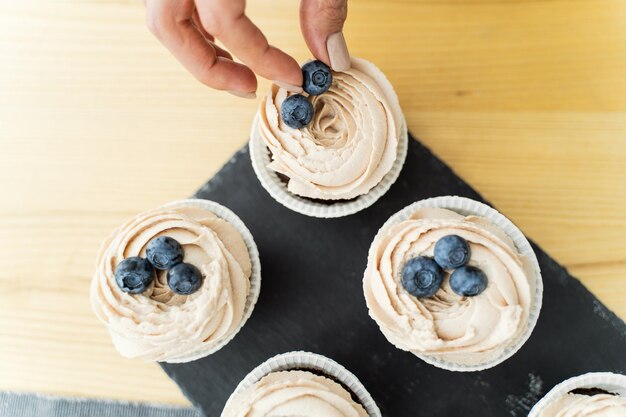 Foto un cupcake con cobertura de arándanos