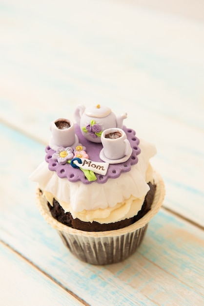 Cupcake com cafeteira e xícaras de açúcar. O conceito de dia das mães