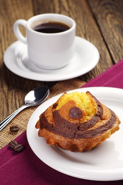 Cupcake com chocolate e café na mesa de madeira