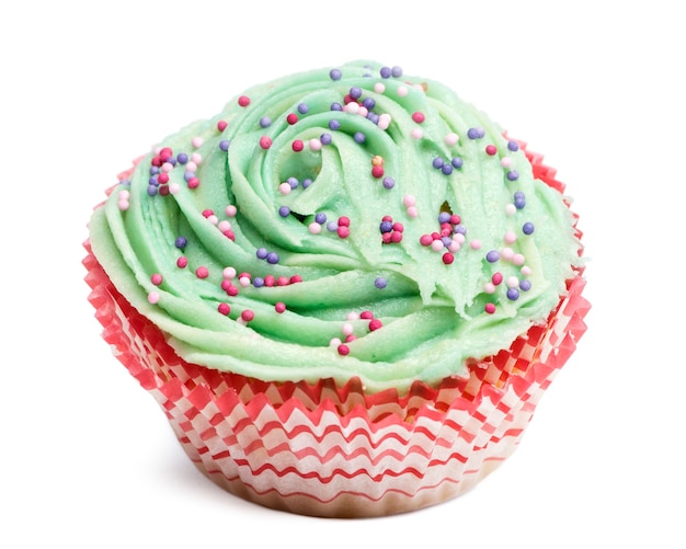 Cupcake com cobertura verde e centenas e milhares contra um fundo branco