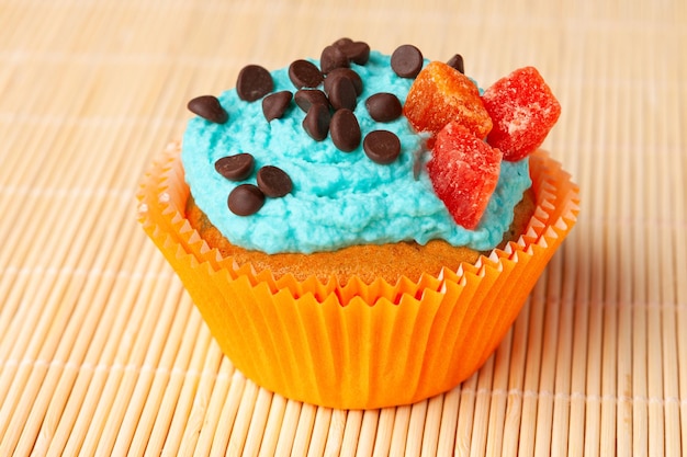 Cupcake com creme e chocolate granulado decorativo