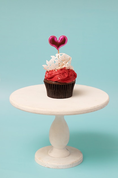 Cupcake com decoração em formato de coração e doces para a festa ou menu do Dia dos Namorados