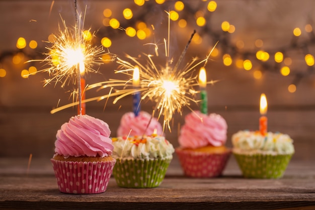 Cupcake com diamante na mesa de madeira velha