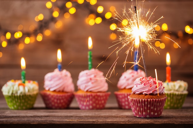 Cupcake com diamante na mesa de madeira velha