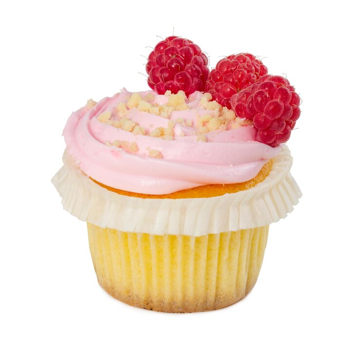 Foto cupcake com framboesas frescas e migalhas isoladas em branco