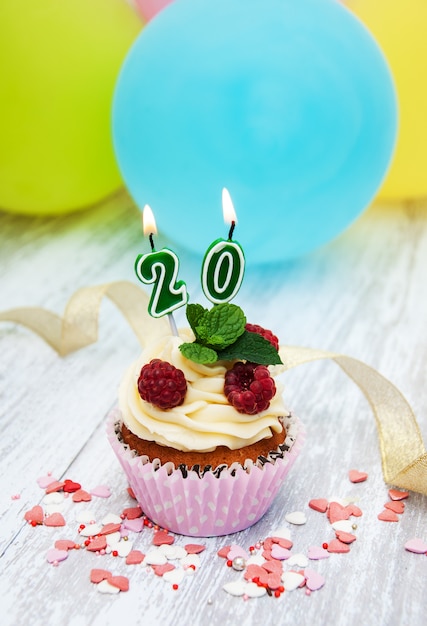 Foto cupcake com um numeral de vinte velas