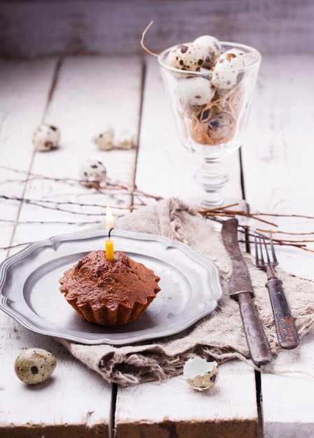 Cupcake com uma vela, ovos de codorna decorando salgueiro