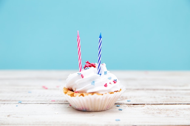 Cupcake comemorativo com velas. Decorações para um aniversário ou feriado.