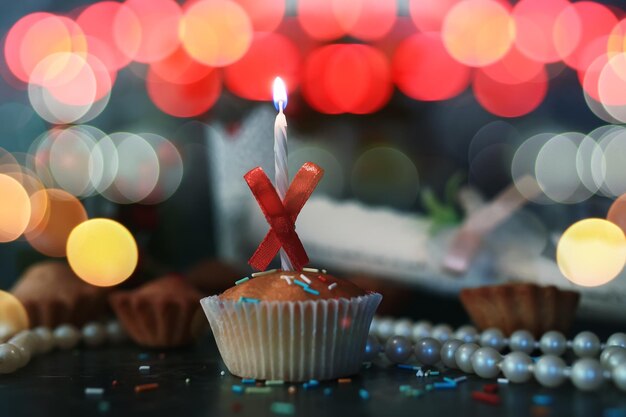 Cupcake de cumpleaños con una vela bokeh