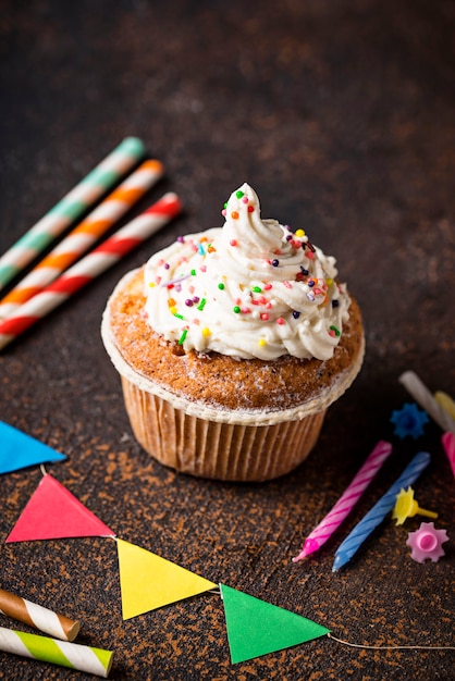 Cupcake de aniversário com creme e decorações