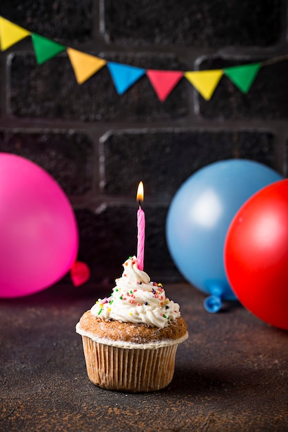 Foto cupcake de aniversário com creme e vela