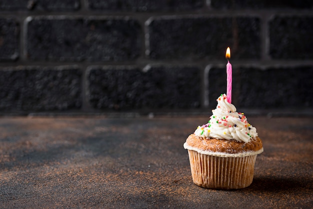Cupcake de aniversário com creme e vela