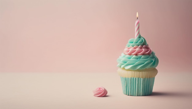 Cupcake de aniversário com uma vela com espaço para texto