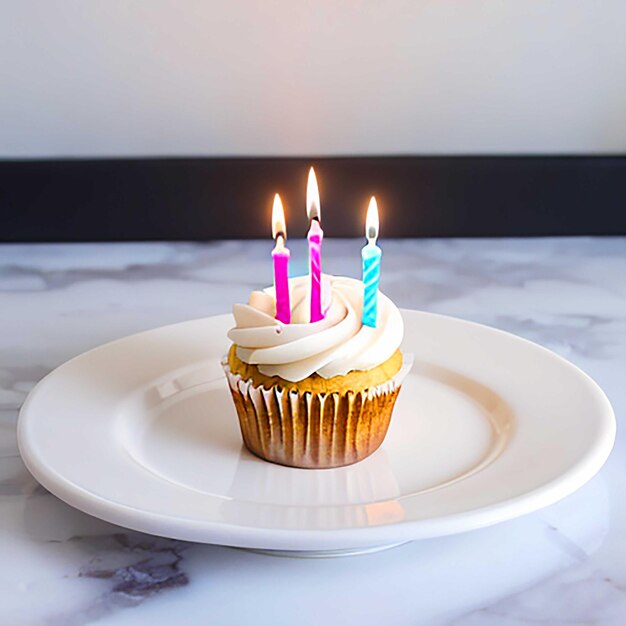 Cupcake de aniversário fresco com velas acesas em pano de fundo branco