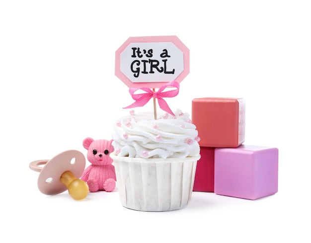 Foto cupcake de chá de bebê lindamente decorado para menina e brinquedos em fundo branco