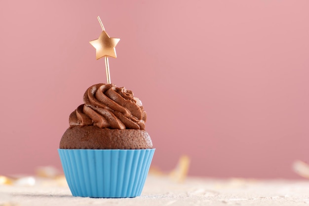 Cupcake de chocolate com velas estrela Muffin festivo em fundo rosa Copiar espaço Fechar