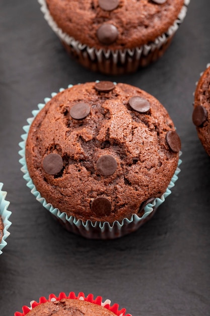 Cupcake de chocolate cupcakes com chocolate granulado vista superior closeup