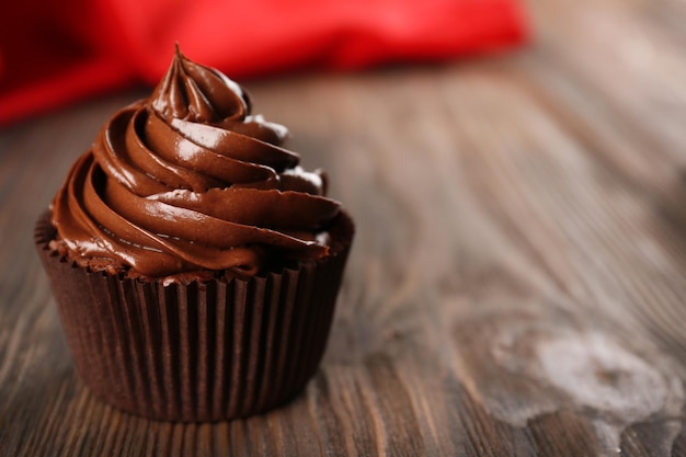 Cupcake de chocolate na mesa