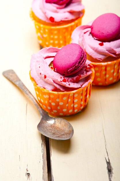 cupcake de creme de bagas rosa com macarrão em cima