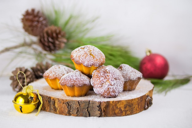 Cupcake de Natal caseiro, bolos de Natal e decoração de ano novo e ramos de pinheiro e cones